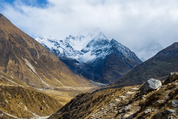 high altitude in manaslu circuit trek