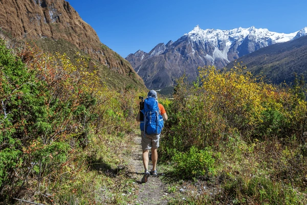 hiker in manaslu circuit