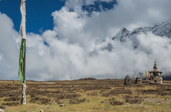 manaslu-pung-glaciers-and-prayer-flags